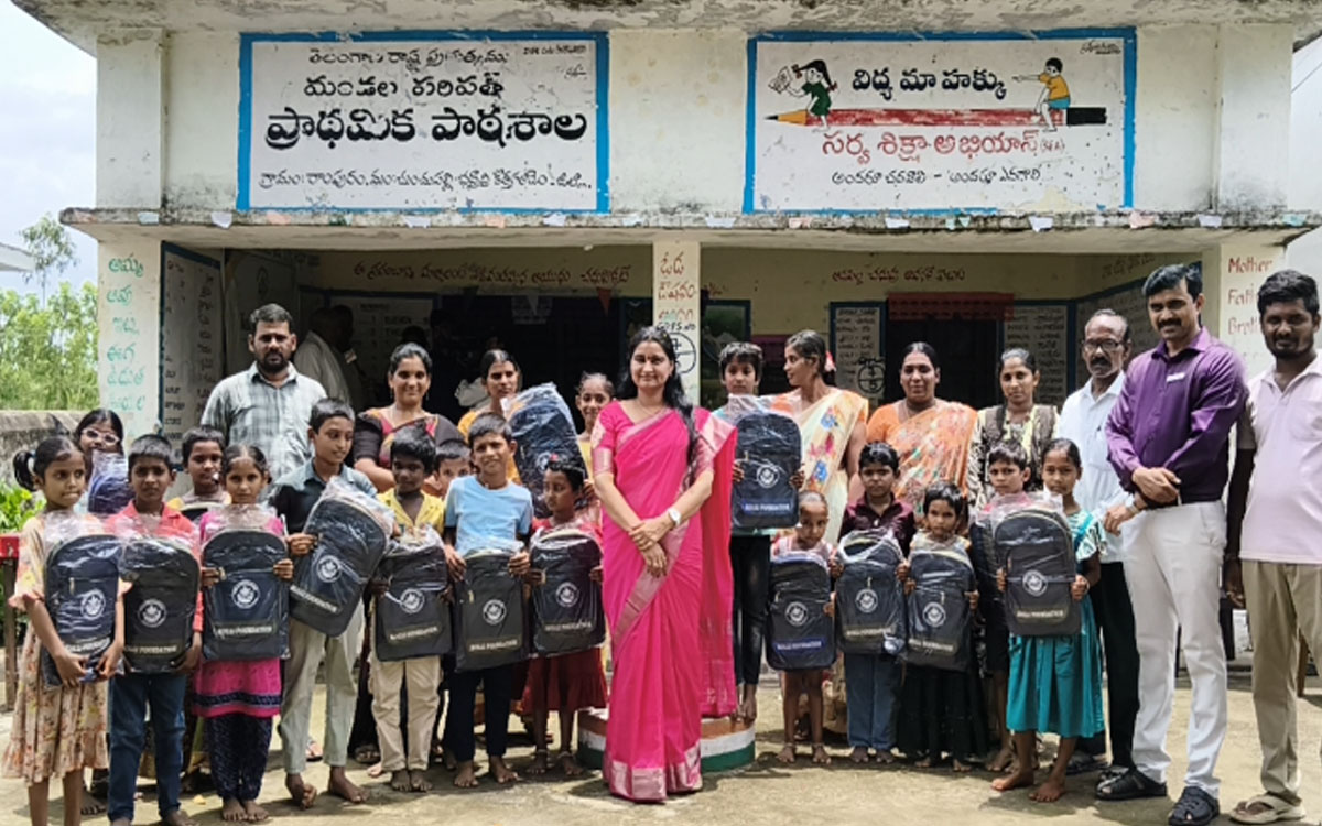 రాంపురం స్కూల్ విద్యార్థులకు స్కూల్ బ్యాగులు, పుస్తకాలు పంపిణీ