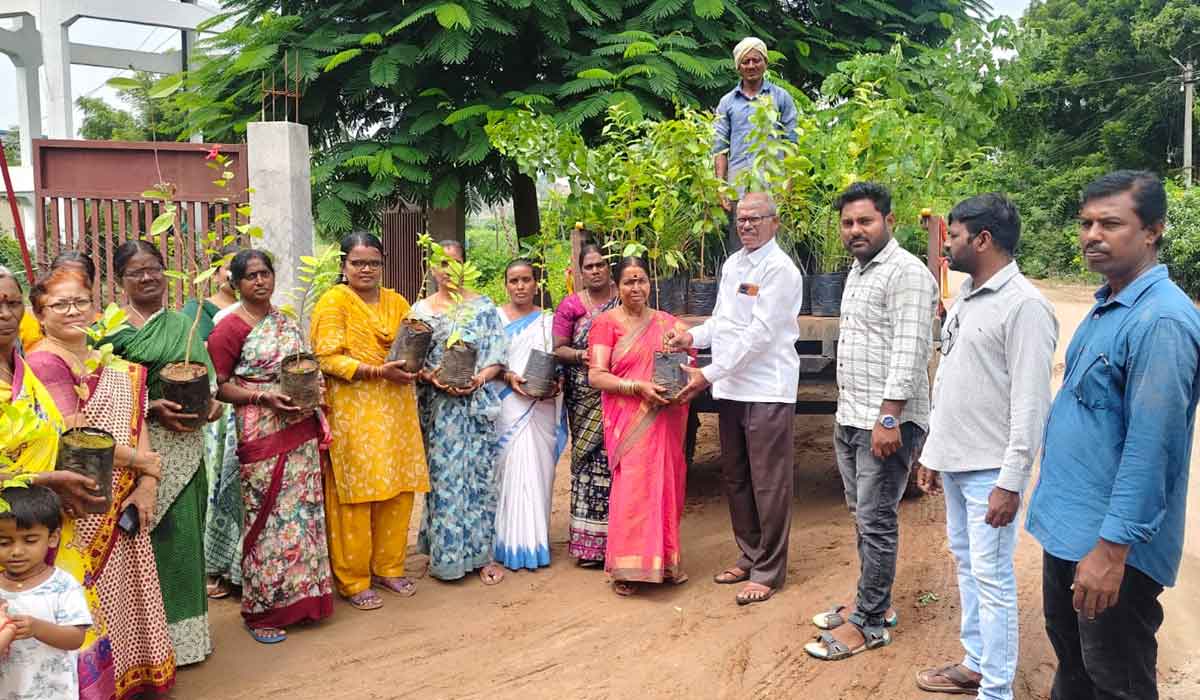 Vana Mahotsavam | కొమిర ప్రభుత్వ పాఠశాలలో వన మహోత్సవం.. మొక్కలు నాటిన గ్రామస్తులు