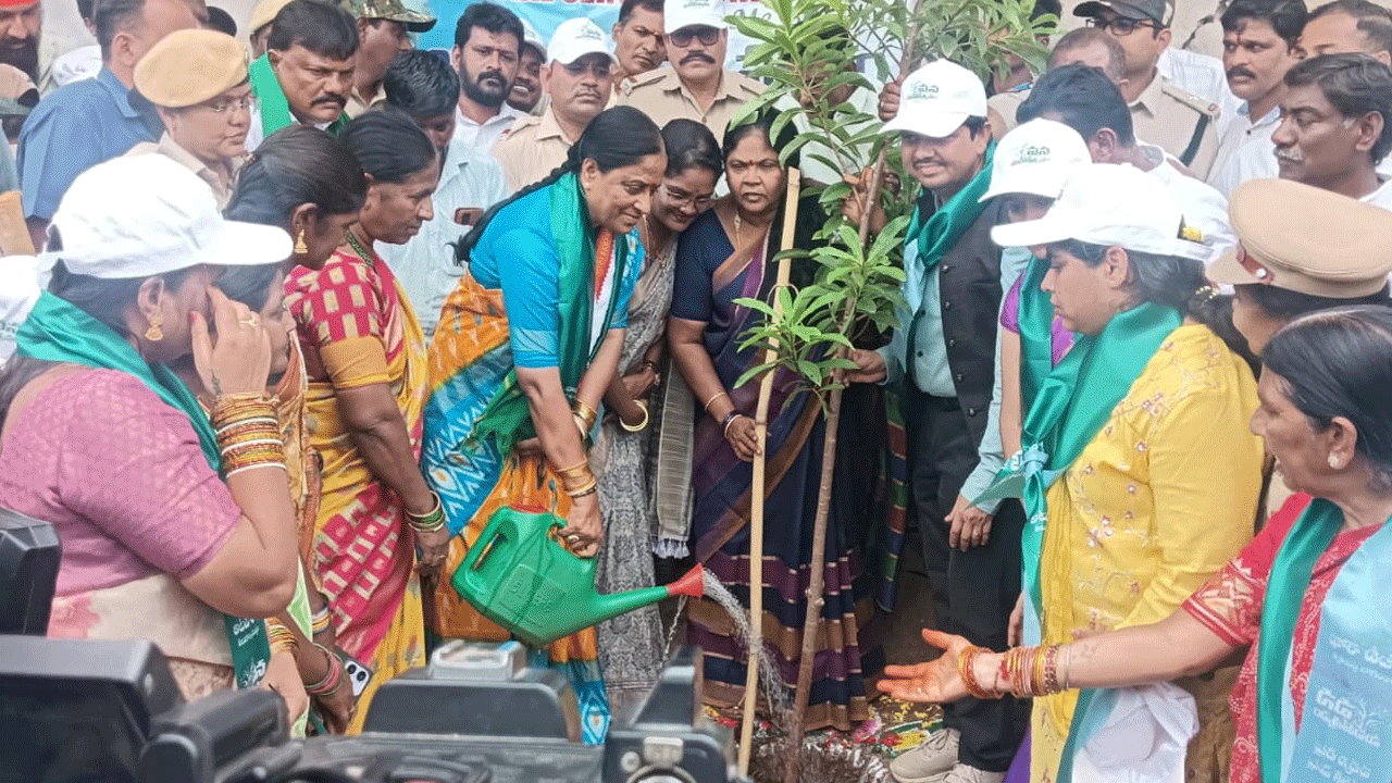 Warangal | వనమహోత్సవంలో పాల్గొన్న మంత్రి కొండా సురేఖ‌.. కనిపించిన పొలిటికల్ హడావుడి