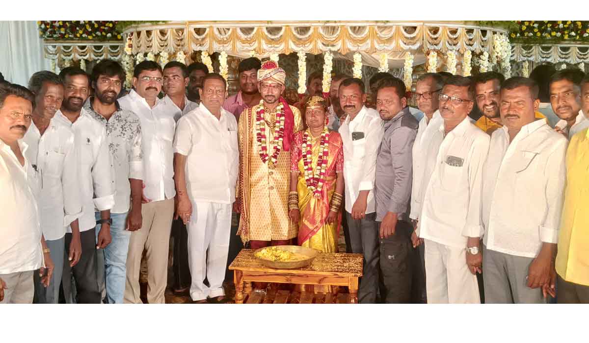 Dharmaram | ధర్మారంలో వివాహ వేడుకకు హాజరైన మాజీ మంత్రి కొప్పుల ఈశ్వర్