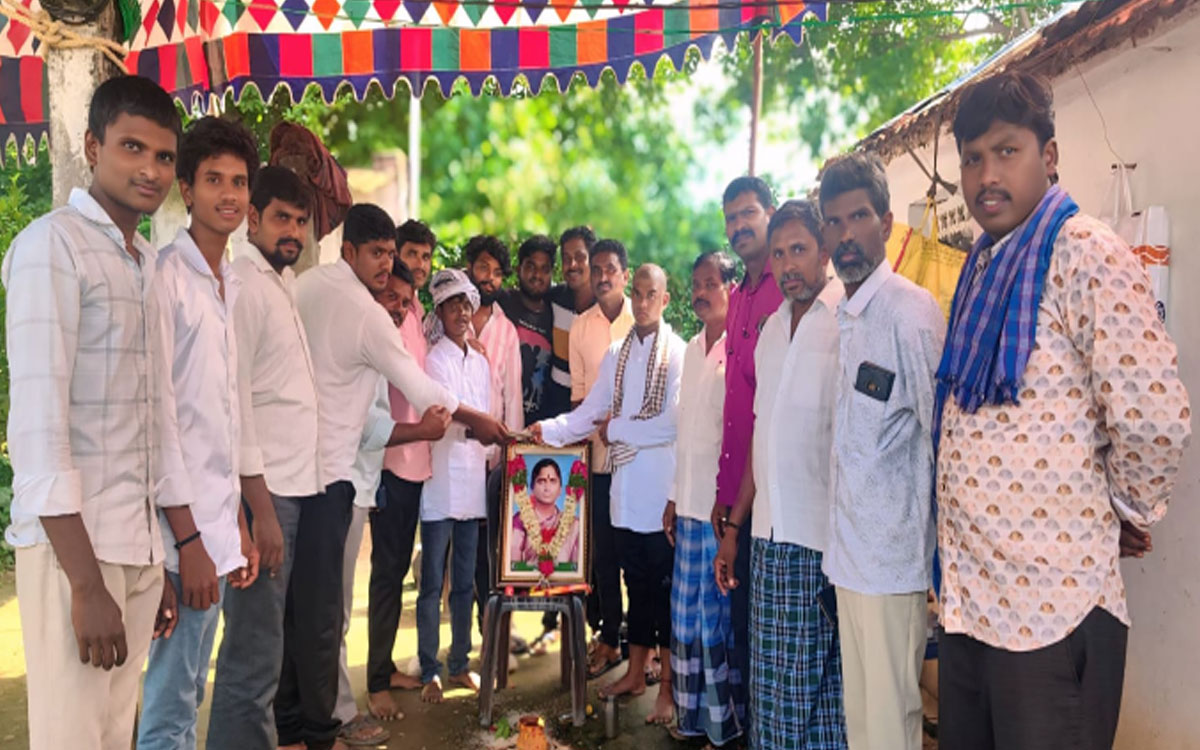 మృతురాలి కుటుంబానికి ఆర్థిక సాయం