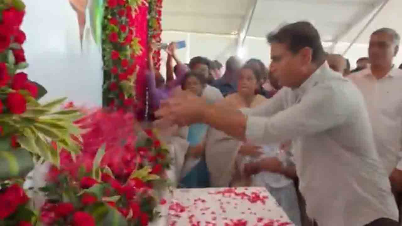 పెద్ది సుదర్శన్ రెడ్డి సంతాప సభకు హాజరైన కేటీఆర్‌, హరీశ్‌ రావు..కన్నీరుమున్నీరైన పెద్ది స్వప్న : వీడియో