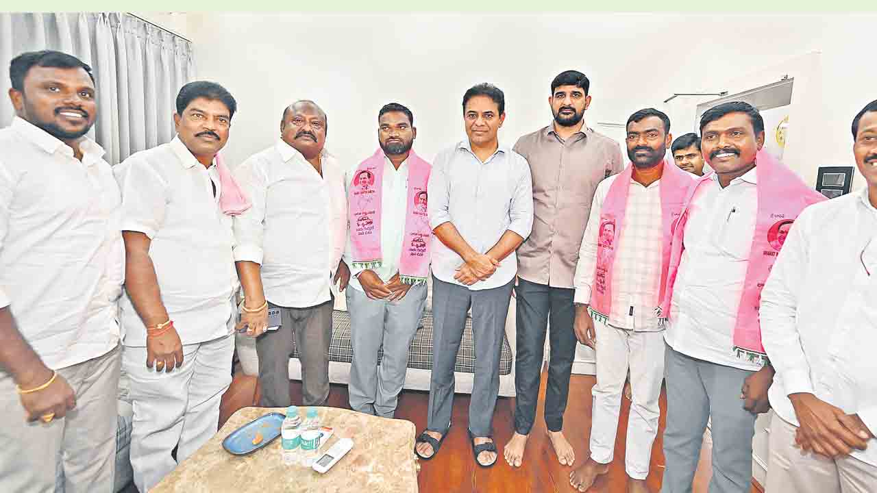 బీఆర్‌ఎస్‌లోకి ముగ్గురు సర్పంచ్‌లు.. కేటీఆర్‌ సమక్షంలో పార్టీలో చేరిక  