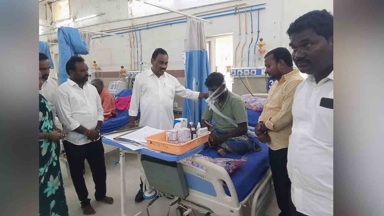 Chanduru | కార్యకర్తకు అండగా మాజీ ఎమ్మెల్యే.. వైద్య ఖర్చులకు ఆర్థిక సహాయం అందజేత.. !
