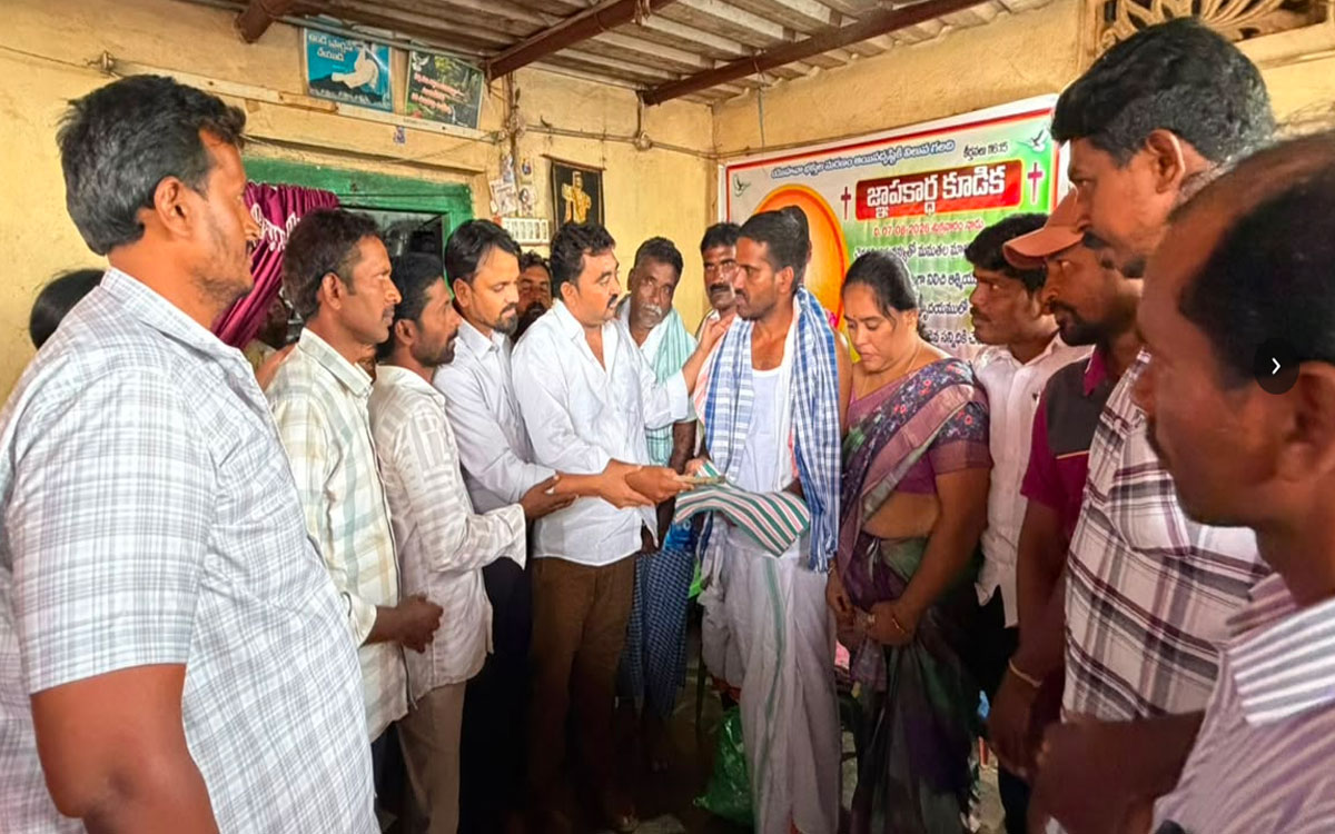 స్నేహితుల కుటుంబాలకు ఆర్థిక సహాయం