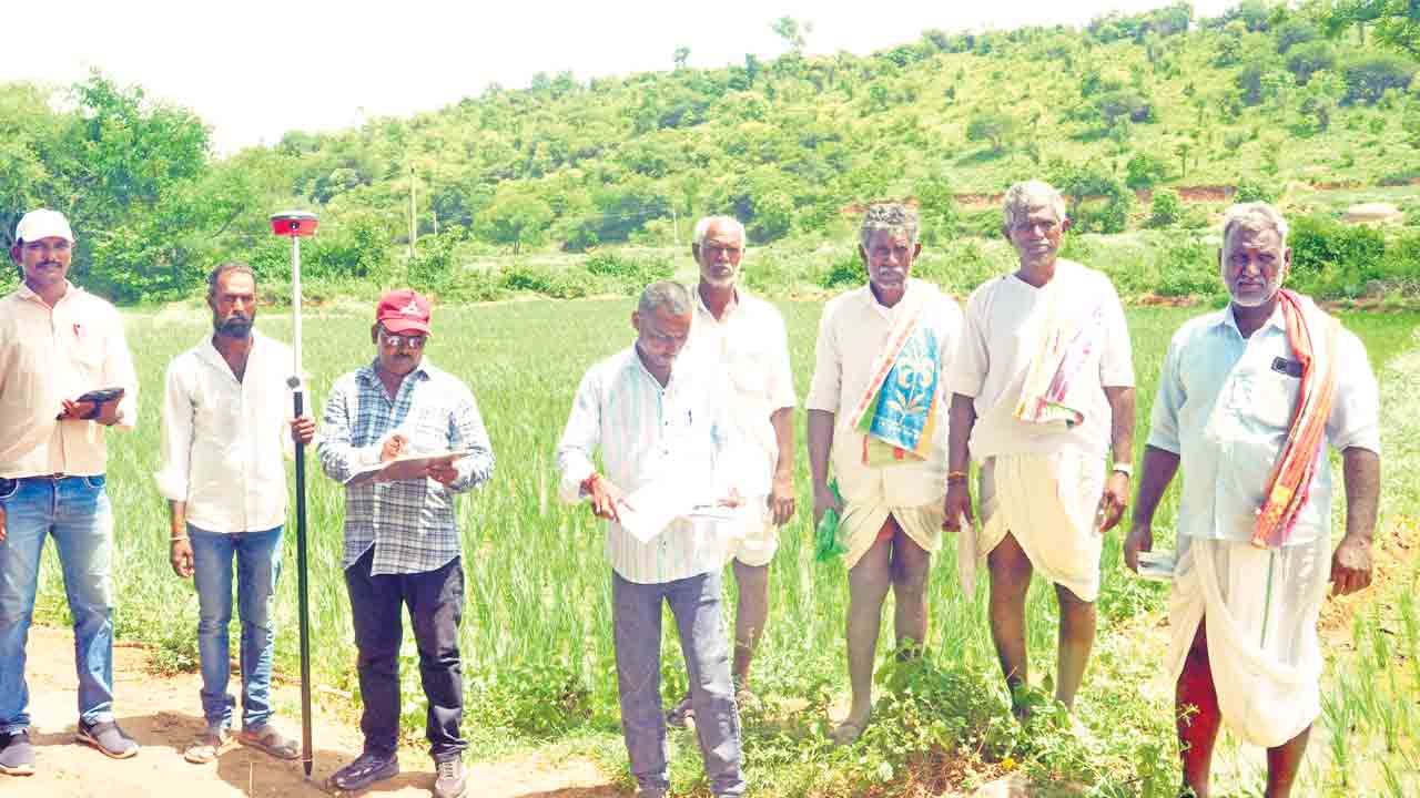 పేరపళ్లలో రెండో రోజూ భూముల రీసర్వే