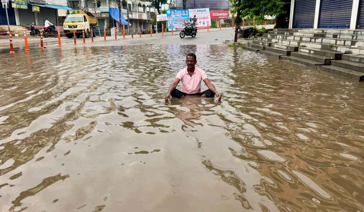 Kamareddy | కామారెడ్డిలో రహదారిపై నిలిచిన వర్షపు నీరు.. నీటి కుంటలో కూర్చుని బీఆర్‌ఎస్‌ కౌన్సిలర్ నిరసన