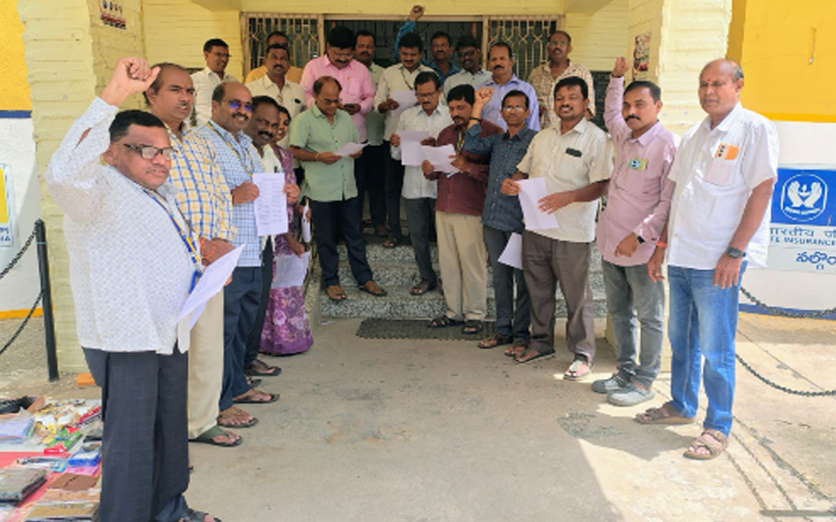 'ఎల్ఐసిలో డిజిన్వెస్ట్మెంట్ను ఉపసంహరించుకోవాలి'