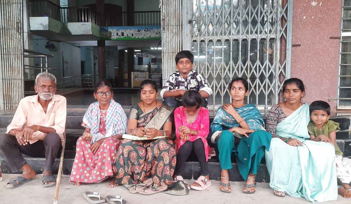 Godavarikhani | 20 ఏండ్ల కింది ఇల్లు కూల్చారని రామగుండం మున్సిపాలిటీ ఎదుట బాధిత కుటుంబం నిరసన