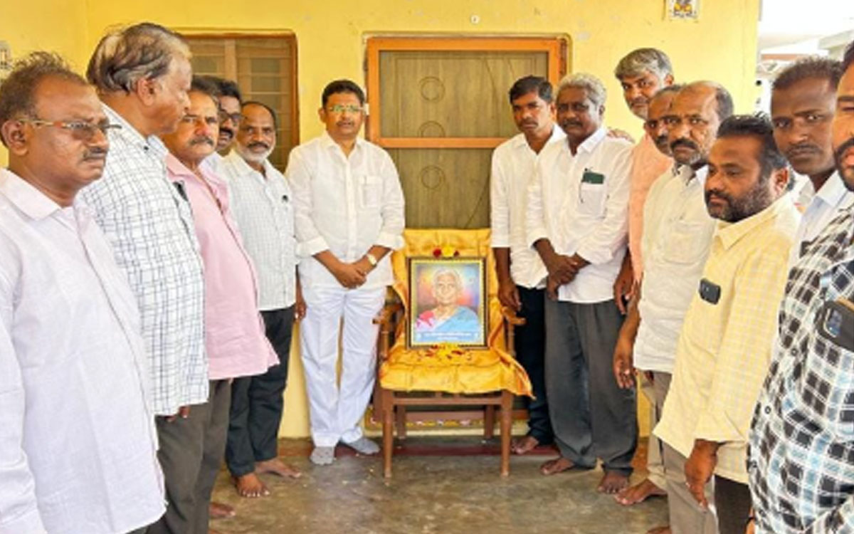 ప‌లువురికి మాజీ జడ్పీ చైర్మన్ లింగాల కమల్‌రాజు పరామర్శ