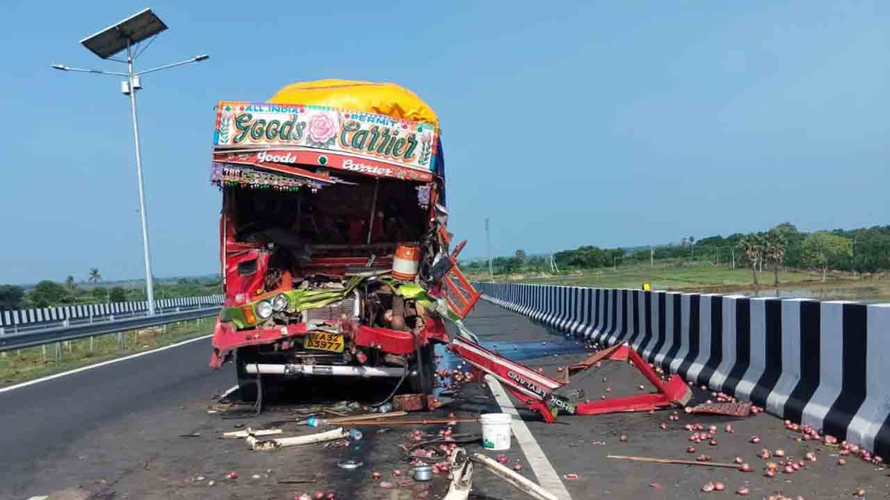 నెత్తురోడిన రహదారులు
