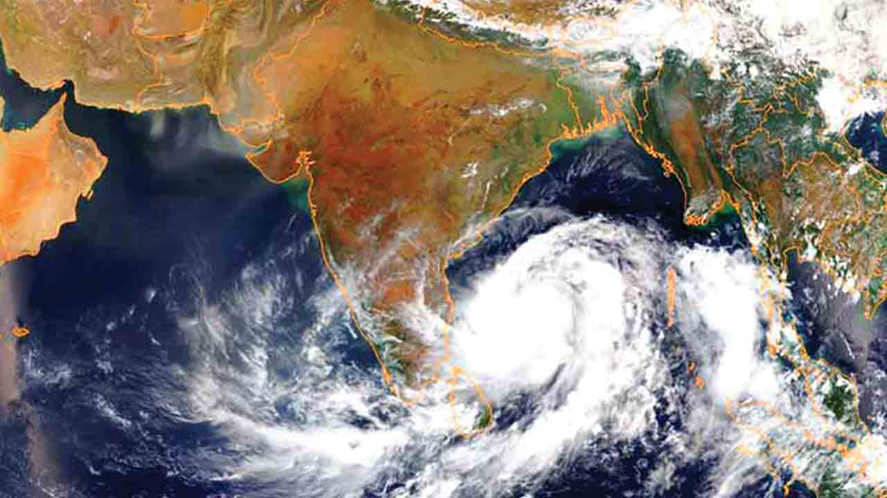 బలపడిన అల్పపీడనం.. తుఫానుగా మారే అవకాశం
