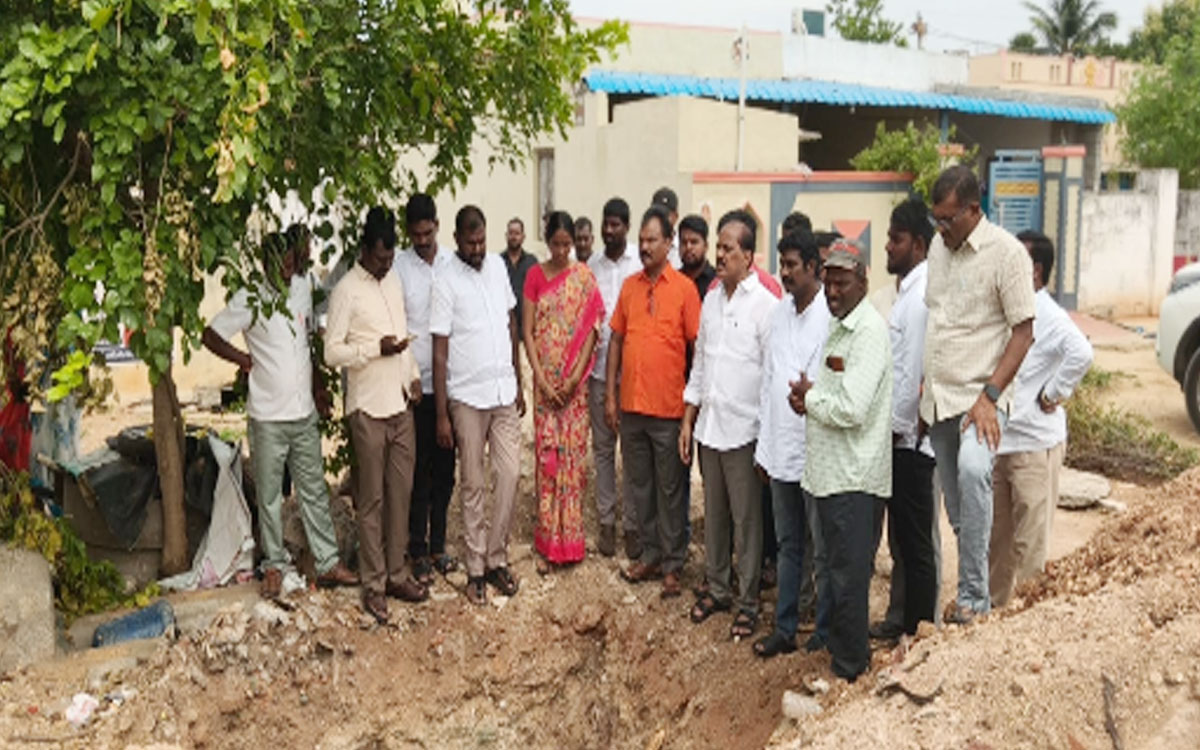 ఇంటికి వెళ్లే దారి అడ్డుకునే కుట్ర – కలెక్టర్‌కు ఫిర్యాదు