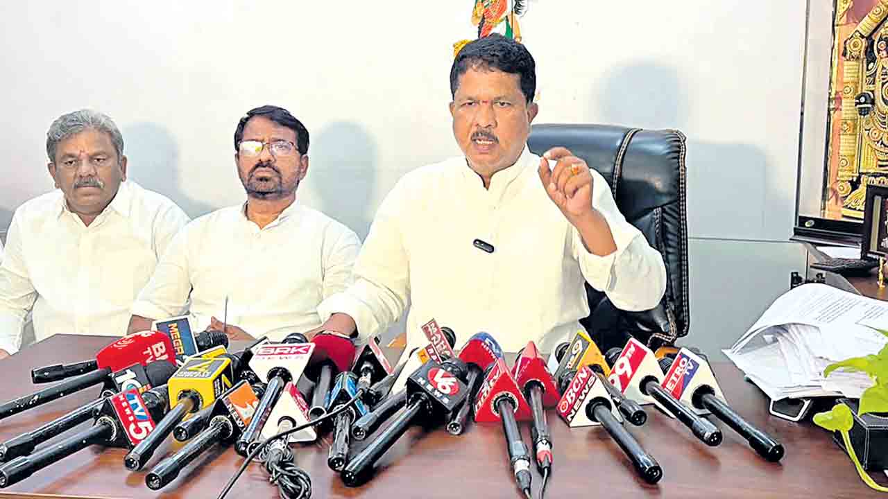 పేదల ఆస్తులు కాజేసే కుట్ర.. 22 ఏలో చేర్చి కమీషన్ల కోసం కాంగ్రెస్‌ కక్కుర్తి.. ఎమ్మెల్యే మాధవరం కృష్ణారావు