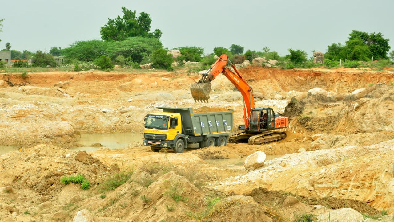 Maganuru | పట్టపగలే మట్టి దందా.. యంత్రాలతో యథేచ్ఛగా తవ్వకాలు.. మామూళ్ల మత్తులో అధికారులు!