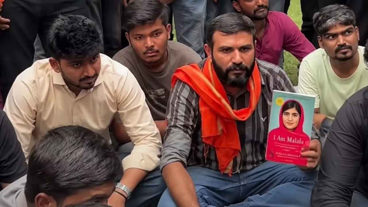 I Am Malala: మ‌లాలా బుక్ ఎందుకు చ‌దువుతున్నారు?  ఓ గ్రూపుపై వీహెచ్‌పీ కార్య‌క‌ర్త‌ల దాడి