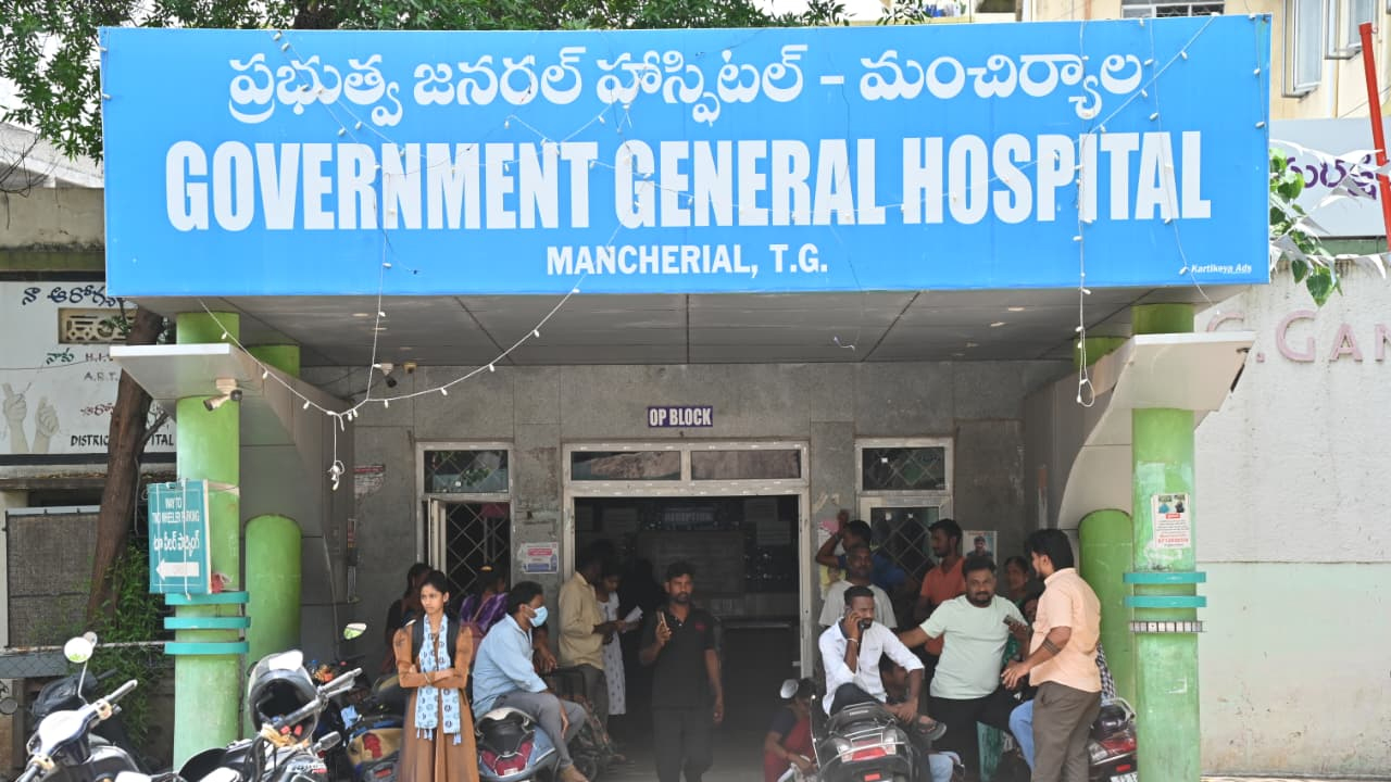 Mancherial | ఇక్కడ మా అంబులెన్స్‌నే ఎక్కాలి.. దారి మధ్యలో ఆపి, మృతదేహాన్ని తిరిగి ఆస్పత్రికి తీసుకెళ్లిన సిబ్బంది