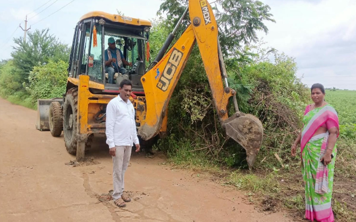 బూర్గంపహాడ్‌లో రోడ్లకు ఇరువైపులా ముళ్లపొదలు తొలగింపు