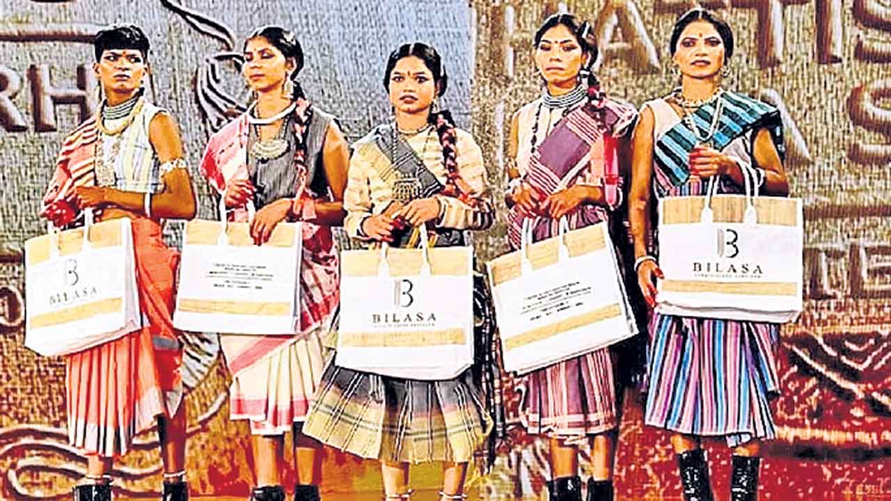 మాజీ మావోయిస్టులతో ర్యాంప్‌వాక్‌ దుర్మార్గం