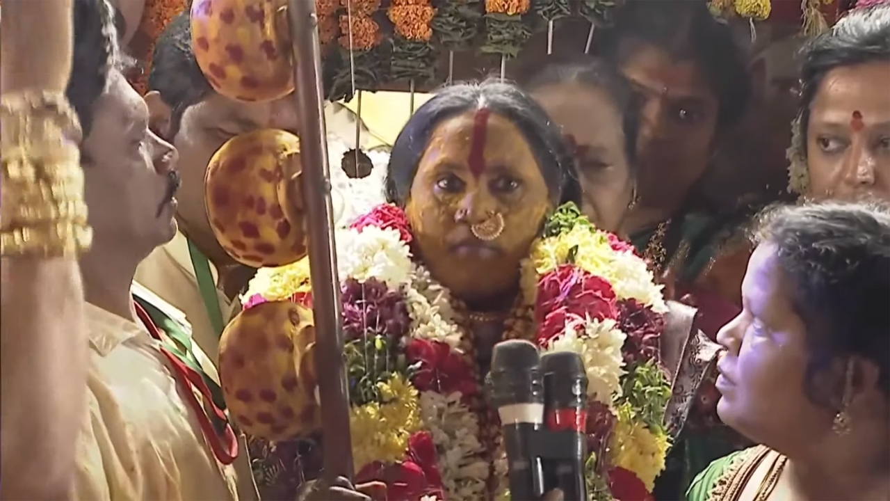 Ujjaini Mahankali Temple | మీరు నా మాట వినట్లేదు.. నేను సంతోషంగా రాలేదు.. భవిష్యవాణి వినిపించిన మాతంగి స్వర్ణలత