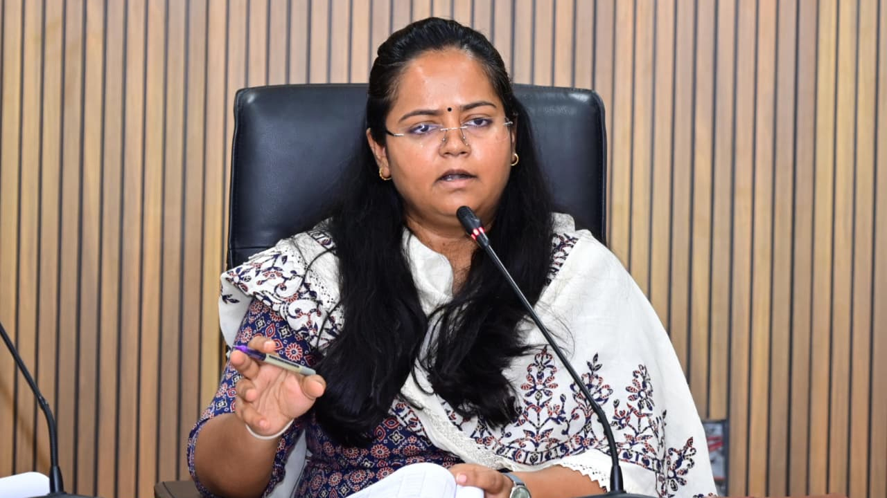 భారీ వర్షాల నేపథ్యంలో ముందస్తు చర్యలు చేపట్టాలి.. జిల్లా యంత్రాంగానికి మెదక్ కలెక్టర్ ఆదేశాలు