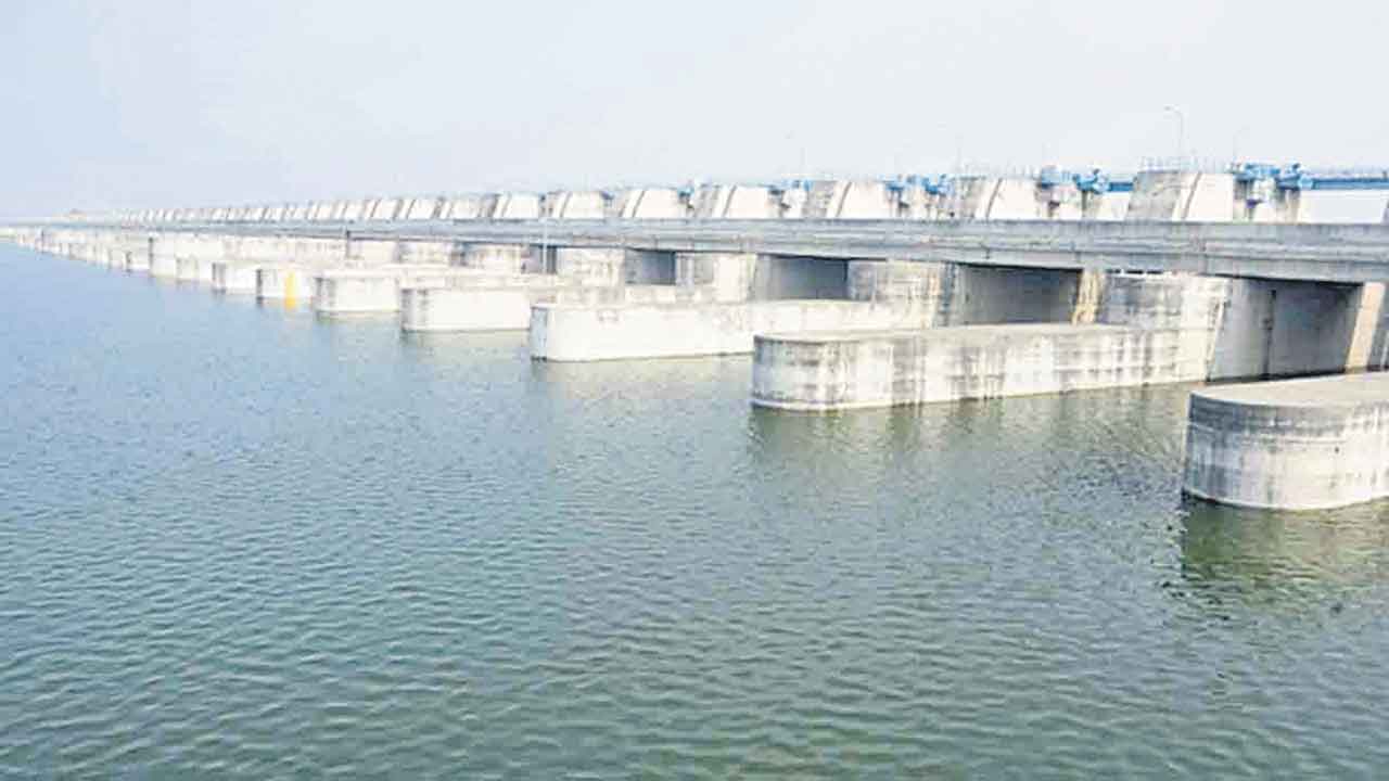 నిలిచిపోయిన పంపులు.. నిండని ప్రాజెక్టులు