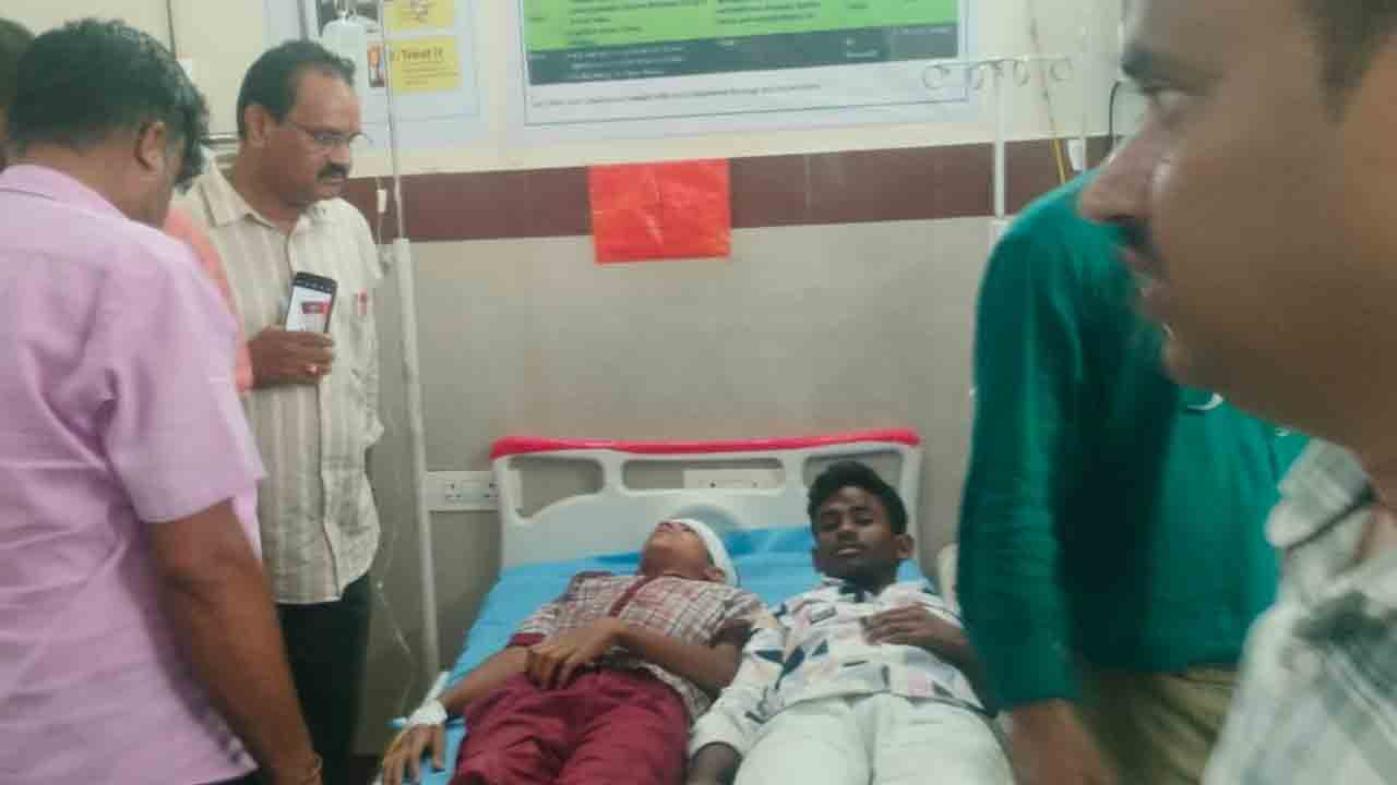 Medak | ఆటోను ఢీ కొట్టిన లారీ.. నలుగురు విద్యార్థులకు తీవ్ర గాయాలు