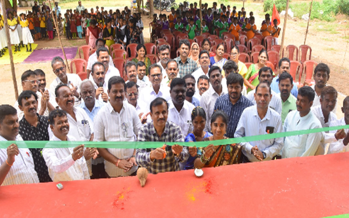 పాఠ‌శాల అభివృద్ధికి పూర్వ విద్యార్థుల సహకారం అభినందనీయం
