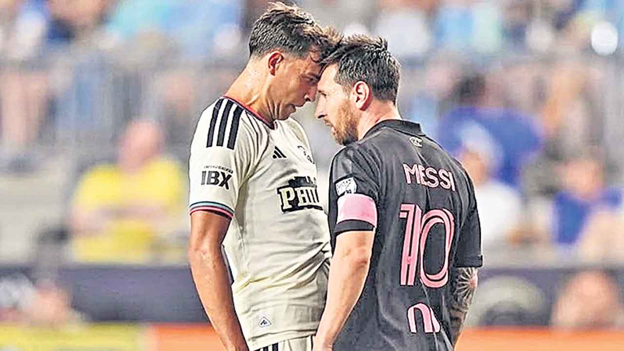 ప్రత్యర్థి ఆటగాడిని కొట్టిన మెస్సీకి జరిమానా