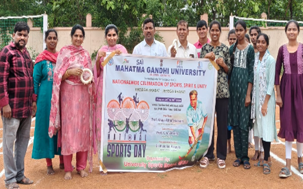 క్రీడలతో శారీరక, మానసిక ఉల్లాసం :  ఎంజీయూ రిజిస్ట్రార్ కొప్పుల అంజిరెడ్డి
