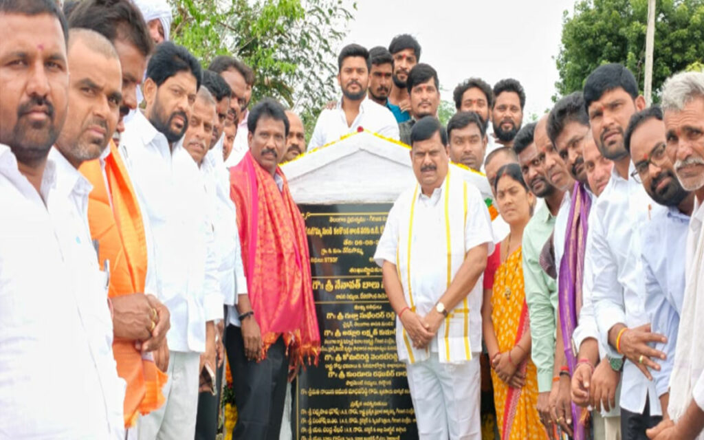 నేరేడుగొమ్ము- కలకొండతండా బీటీ రోడ్డు నిర్మాణానికి శంకుస్థాప‌న‌
