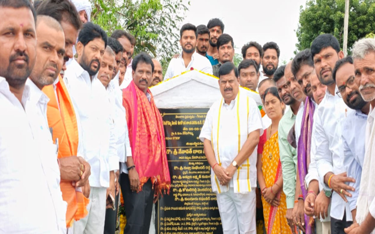 నేరేడుగొమ్ము- కలకొండతండా బీటీ రోడ్డు నిర్మాణానికి శంకుస్థాప‌న‌