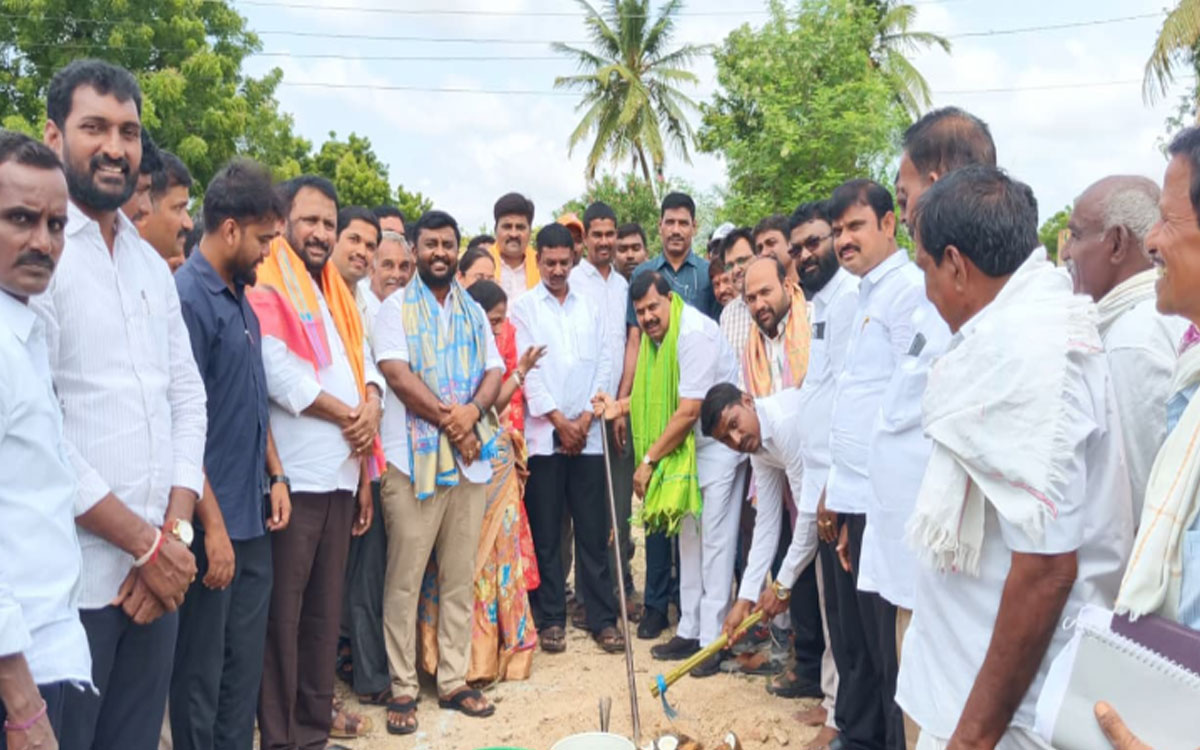 గొల్ల‌ప‌ల్లిలో అభివృద్ధి ప‌నుల‌కు ఎమ్మెల్యే బాలు నాయ‌క్ శంకుస్థాప‌న‌