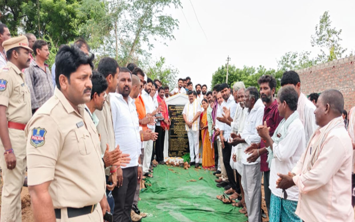 నేరేడుగొమ్ము- కలకొండతండా బీటీ రోడ్డు నిర్మాణానికి శంకుస్థాపన