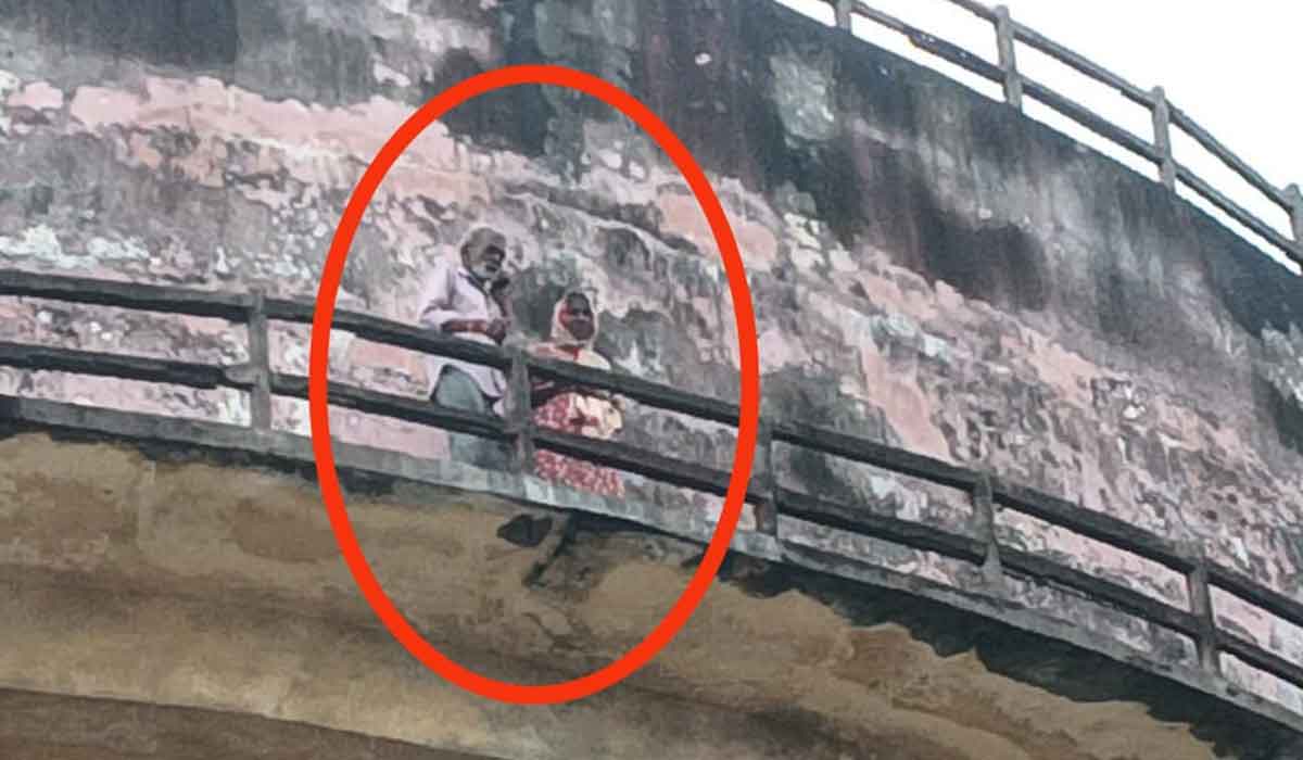 Godavarikhani | 20 ఏళ్ల క్రితం నాటి ఇంటిని కూల్చివేశారంటూ.. గోదావరిఖనిలో వాటర్ ట్యాంకెక్కిన వృద్ధ దంపతులు