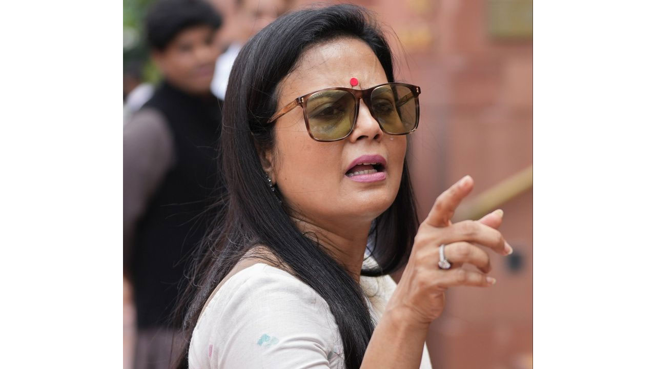 Mahua Moitra:  ఆ అధికారుల‌పై చ‌ర్య‌లు తీసుకోవాల‌ని స్పీక‌ర్‌కు ప్రివిలేజ్ నోటీసు ఇచ్చిన ఎంపీ మ‌హువా