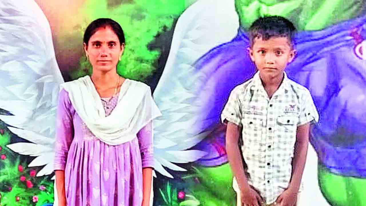 కుంటలో పడి తల్లీ కొడుకు మృతి