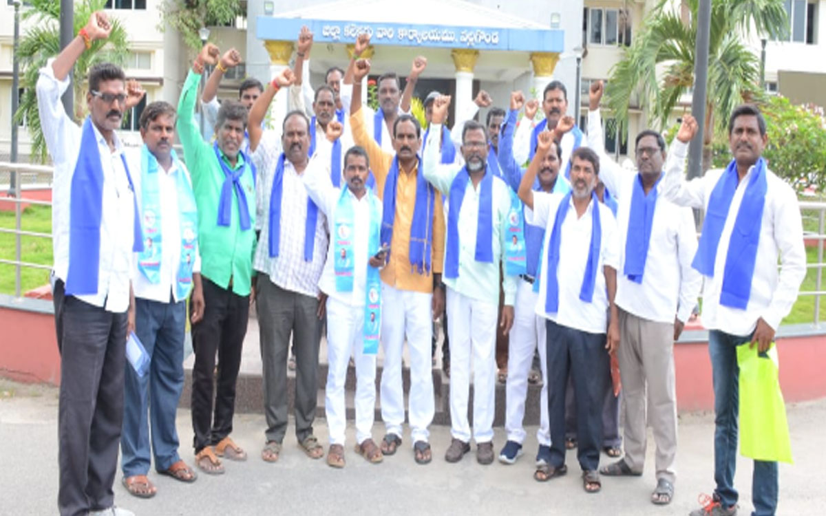 'డప్పు కొట్టే, చెప్పులు కుట్టే మాదిగలకు నెలకు రూ.5 వేల పెన్షన్ మంజూరు చేయాలి'
