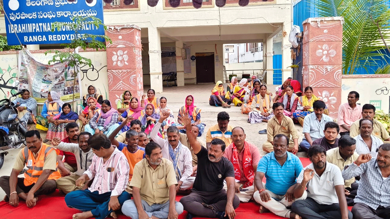 Workers protest | జీతాల కోతపై మున్సిపల్ కార్యాలయం ఎదుట కార్మికుల నిర‌స‌న‌