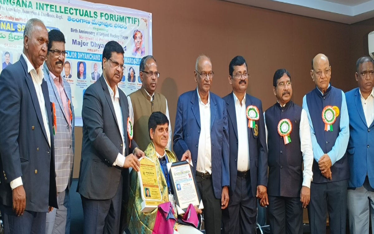 ఎంజీయూ స్పోర్ట్స్ బోర్డు అసిస్టెంట్ ప్రొ.ఆర్.మురళికి మేజర్ ధ్యాన్ చంద్ ఎక్సలెన్స్ అవార్డు