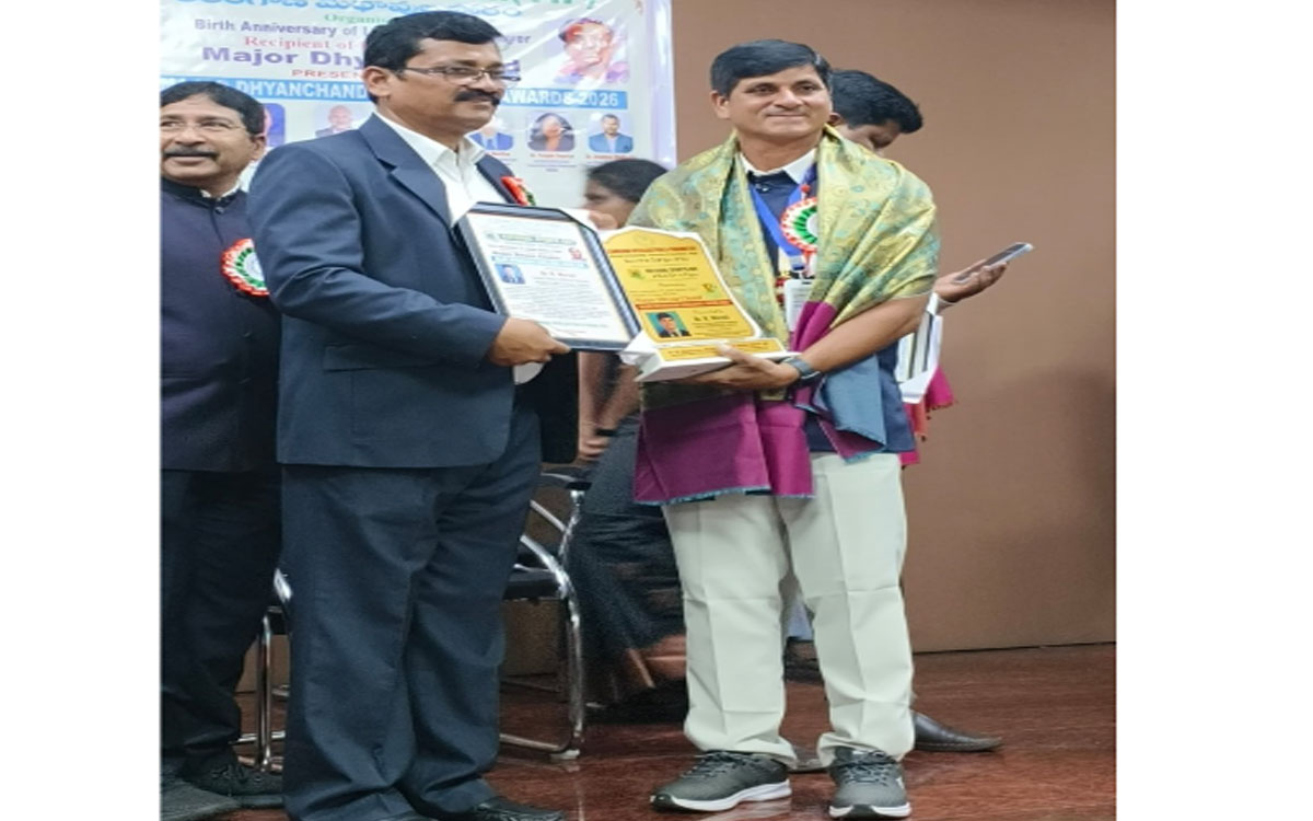 ఎంజీయూ స్పోర్ట్స్ బోర్డు అసిస్టెంట్ ప్రొ.ఆర్.మురళికి మేజర్ ధ్యాన్ చంద్ ఎక్సలెన్స్ అవార్డు