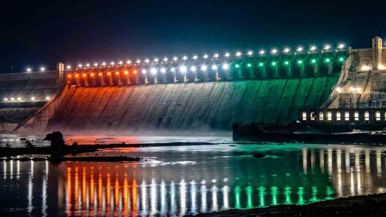 Nagarjuna Sagar  Dam | మువ్వన్నెలతో జిగేల్‌మంటున్న నాగార్జున సాగర్..!