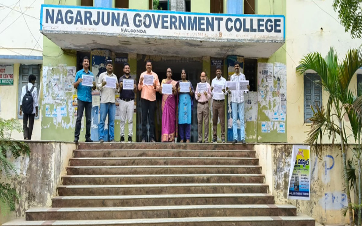 అధ్యాప‌కుల సమస్యలను పరిష్కరించాలని ధర్నా