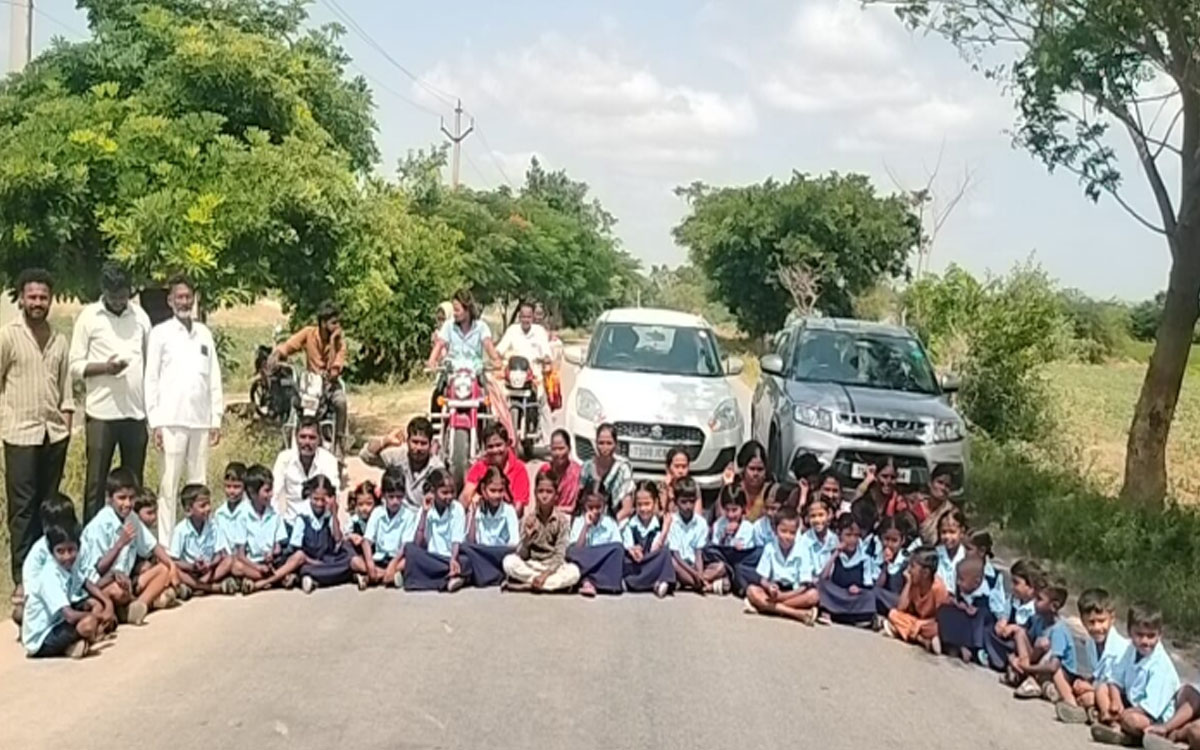 ఉపాధ్యాయుల కొరతతో విద్యార్థుల అవస్థలు