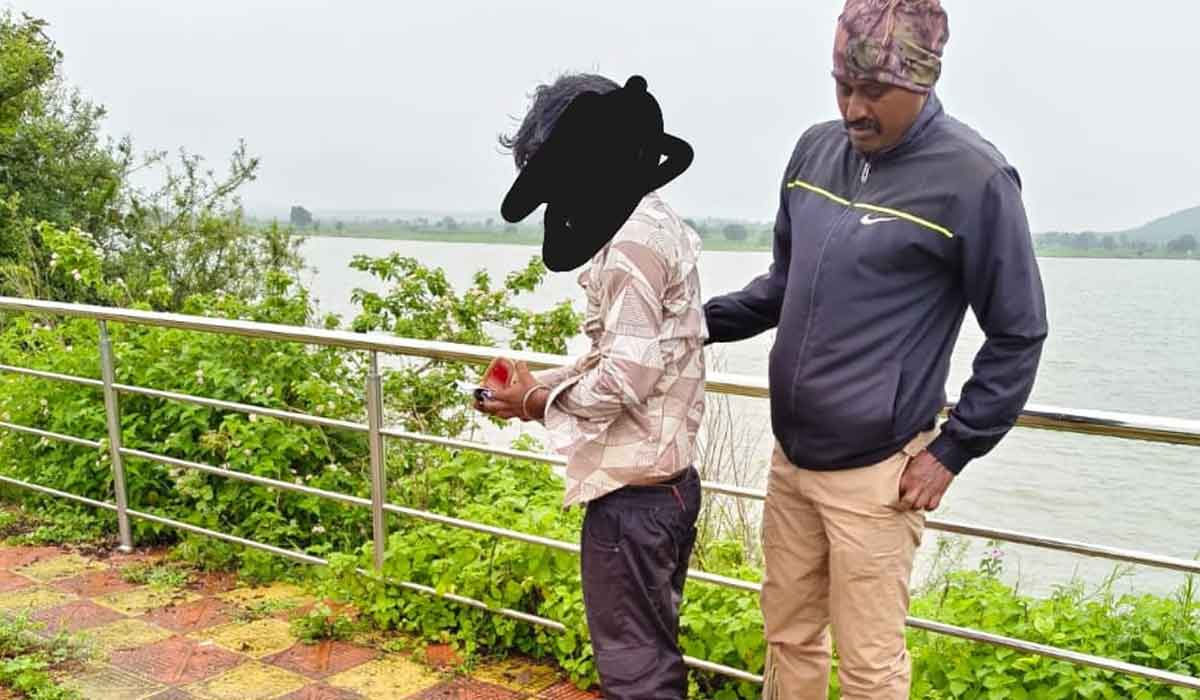 Dharpalli | ధర్పల్లి చెరువులో దూకిన వ్యక్తిని కాపాడిన కానిస్టేబుల్ నరేందర్‌