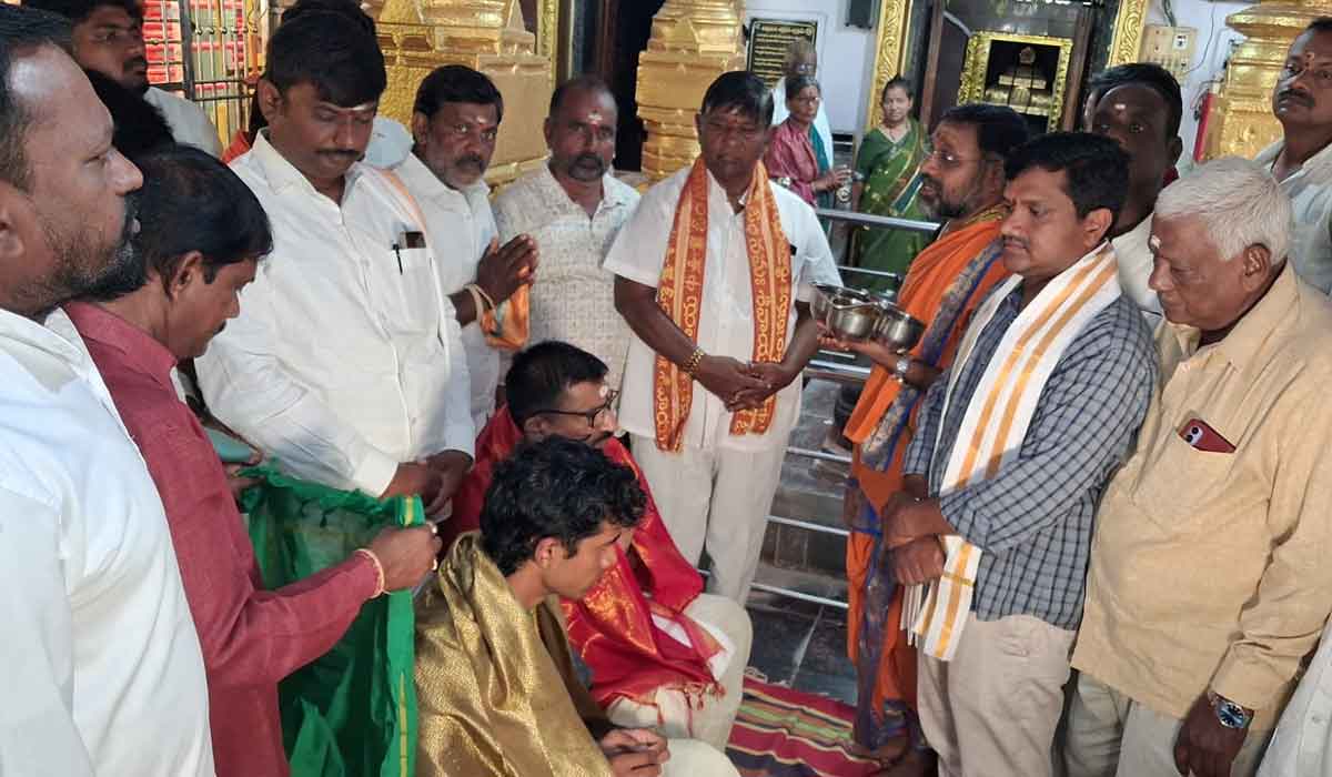 Odela | ఓదెల మల్లన్న ఆలయాన్ని దర్శించుకున్న ఐఏఎస్ అధికారి నరహరి