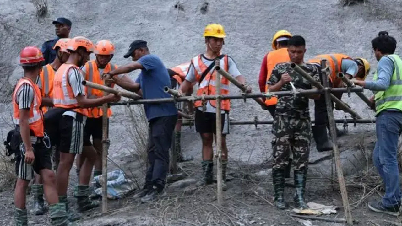 Nepal Hydropower: హైడ్రోప‌వ‌ర్ ట‌న్నెల్స్‌లో 933 మంది వ‌ర్క‌ర్లు మిస్సింగ్‌..  రెస్క్యూ కోసం కొండ‌ల‌కు కంట్రోల్డ్ బ్లాస్టింగ్