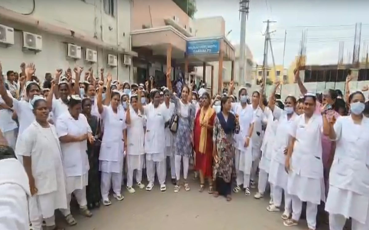 నాలుగేండ్లుగా వేధింపులు.. ఇక భ‌రించ‌లేక‌ ఆందోళ‌న బాట‌