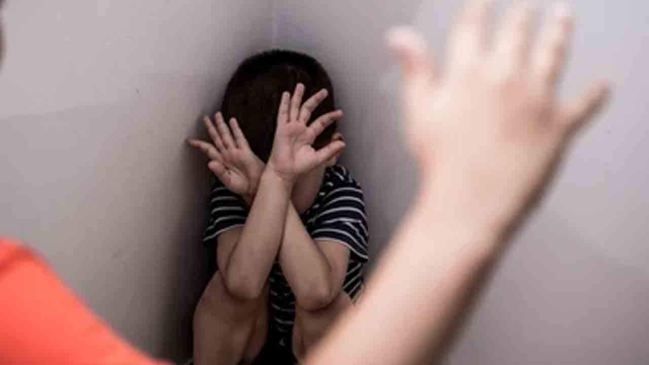 Teacher beats Nursery Student | నర్సరీ చిన్నారిని చితకబాదిన టీచర్.. పోలీస్ కేసు నమోదు..!
