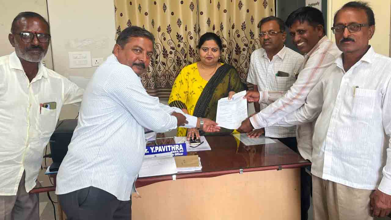 డాక్టర్ బదిలీని రద్దు చేయాలని డీఎంహెచ్‌వోకు వినతి